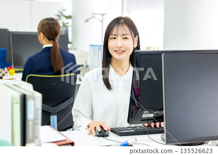 做書桌工作的女商人 135526623