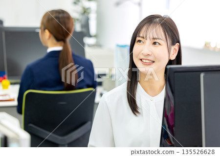 做書桌工作的女商人 135526628
