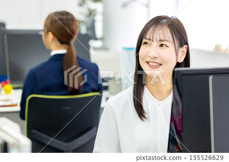 做書桌工作的女商人 135526629