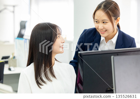 兩位女商人正在交談 135526631