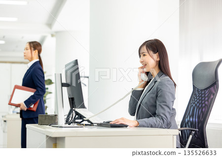 一個女人打個電話 135526633