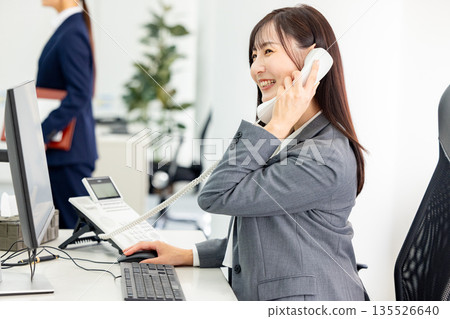 一個女人打個電話 135526640