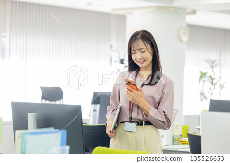 操作智能手機的女商人 135526653