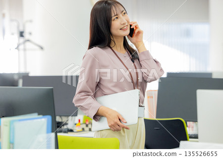 操作智能手機的女商人 135526655