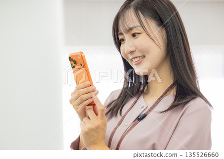 操作智能手機的女商人 135526660