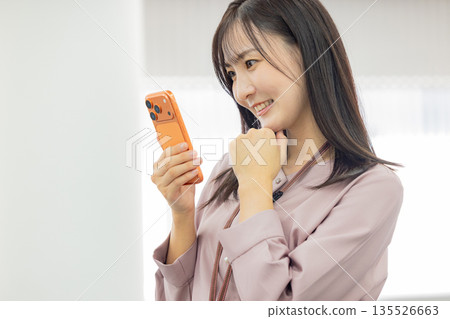 操作智能手機的女商人 135526663