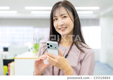 操作智能手機的女商人 135526664