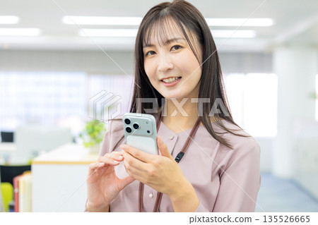 操作智能手機的女商人 135526665