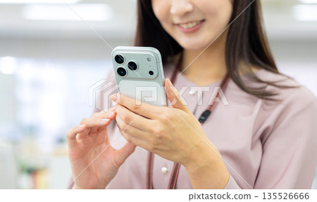 操作智能手機的女商人 135526666
