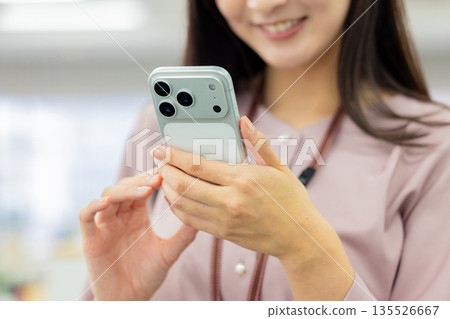 操作智能手機的女商人 135526667