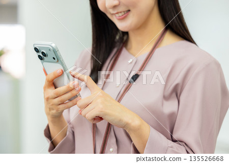操作智能手機的女商人 135526668