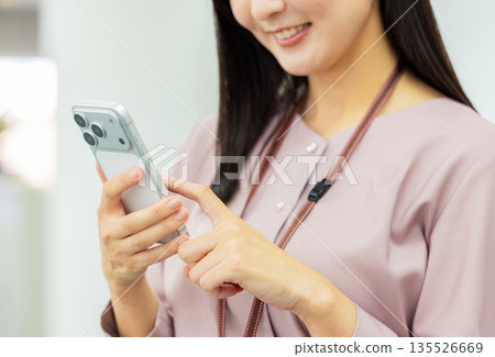 操作智能手機的女商人 135526669