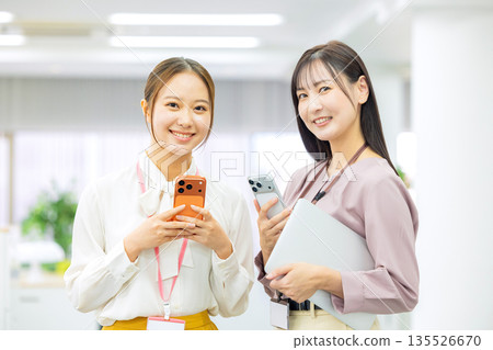 觀看智能手機的婦女 135526670