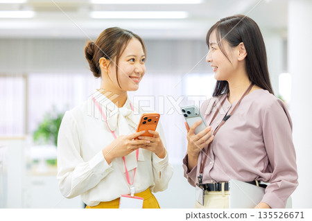 觀看智能手機的婦女 135526671