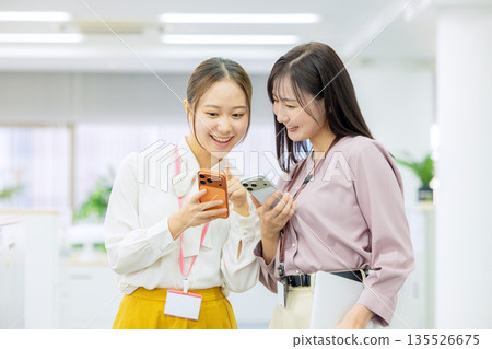 觀看智能手機的婦女 135526675