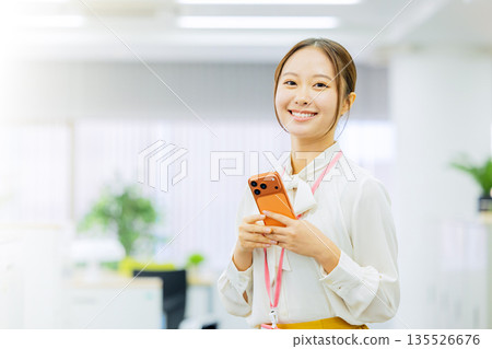 操作智能手機的女商人 135526676