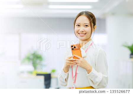 操作智能手機的女商人 135526677