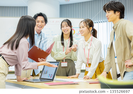 會議工作者 135526697