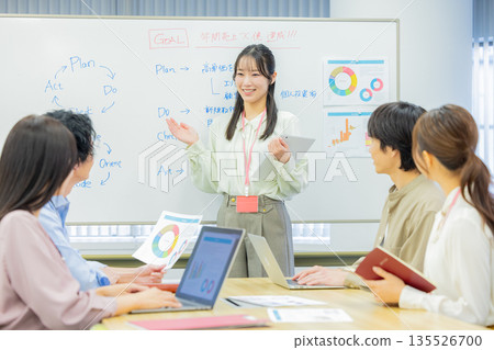 男女辦公室職員正在開會 135526700