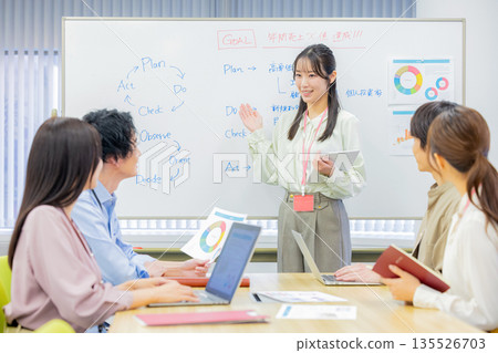 男女辦公室職員正在開會 135526703