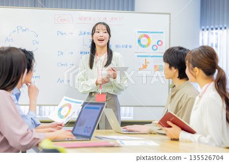 男女辦公室職員正在開會 135526704