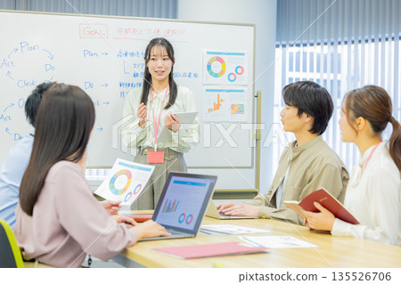 男女辦公室職員正在開會 135526706