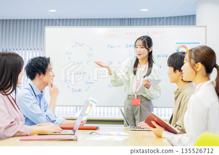 男女辦公室職員正在開會 135526712