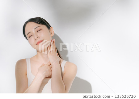 年輕女子正在進行頸部皮膚護理 135526720