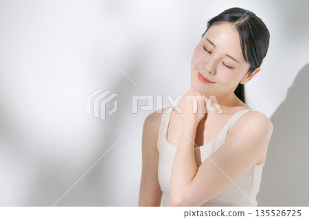 一名年輕女子正在做皮膚護理 135526725