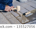 地板磚安裝工作正在進行中：量規和橡膠錘 135527056