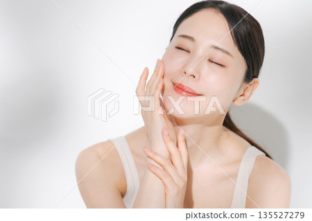 一位年輕的女士打他的臉頰 一位年輕的女士打他的臉頰 135527279