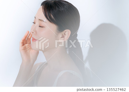 一名年輕女子正在做皮膚護理 135527462