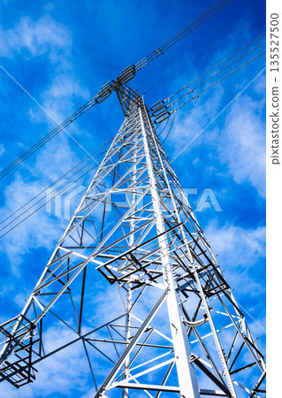 仰望高壓輸電塔，晴空萬裡，雲朵朵白雲 a-2 高飽和度對比 135527500