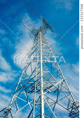 抬頭仰望高壓輸電塔，晴空萬裡，雲朵白雲，冷暖色調交相輝映。 135527506