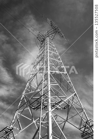 仰望高壓輸電塔，晴空萬裡，雲朵朵白雲（B-5單色照片） 135527508