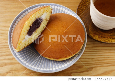 Fluffy Dorayaki 135527542