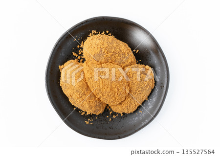 Warabimochi on a plate on a white background 135527564