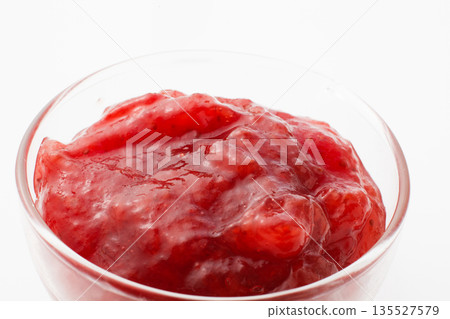 白色背景上的草莓醬 135527579