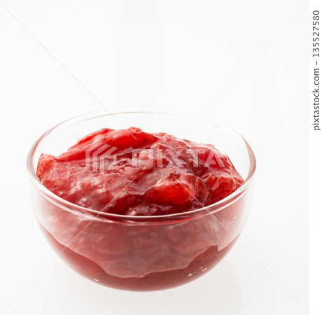 白色背景上的草莓醬 135527580