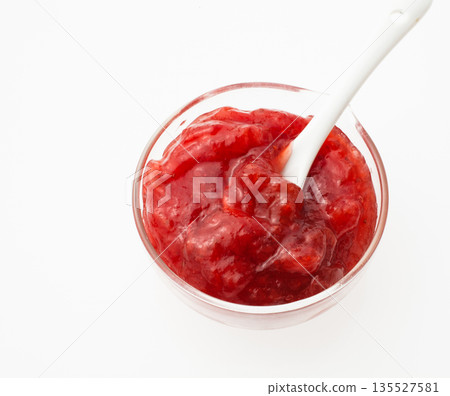 Strawberry jam on a white background 135527581