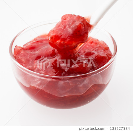 白色背景上的草莓醬 135527584