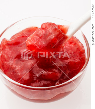 白色背景上的草莓醬 135527585
