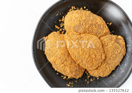Close-up of warabi mochi on a plate 135527612