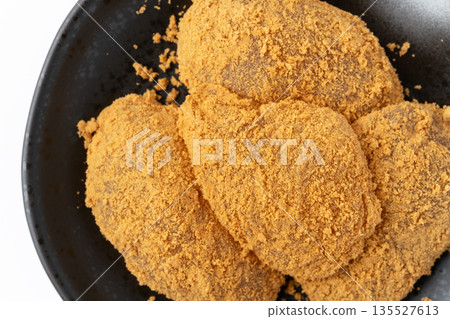 Close-up of warabi mochi on a plate 135527613