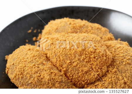 Close-up of warabi mochi on a plate 135527627