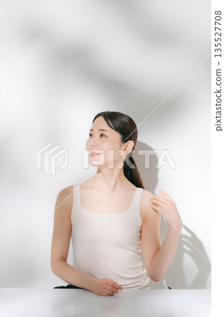 一名年輕女子正在做皮膚護理 一名年輕女子正在做皮膚護理 135527708