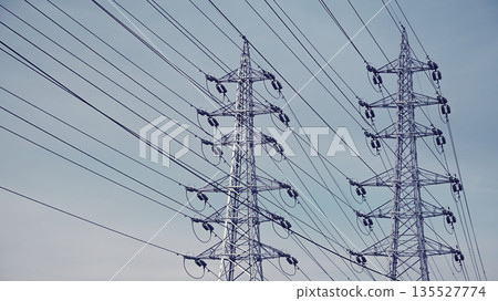 電力線和輸電塔 電力線和輸電塔 135527774