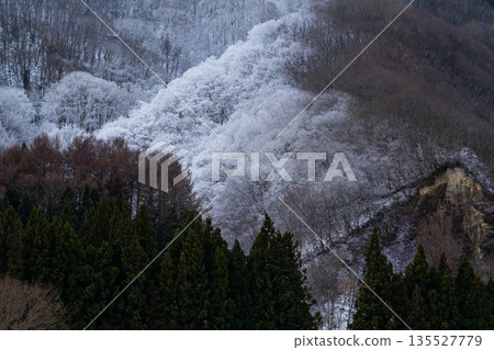 山景部分被雪覆蓋 b-1 山景部分被雪覆蓋 b-1 135527779