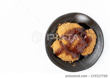 白色背景上的蕨餅配紅糖漿。 135527789