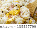 炒飯烹調場景的特寫。 135527799